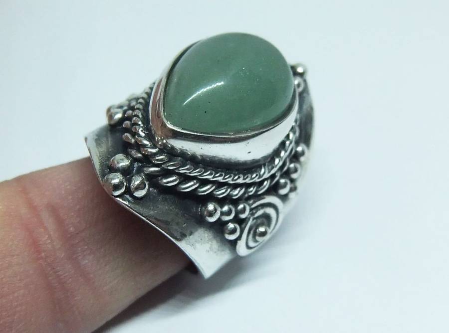 A SUPER HEAVY SOLID STERLING SILVER RING WITH A CABOCHON JADEITE STONE INSET PLUS GIFT BOX