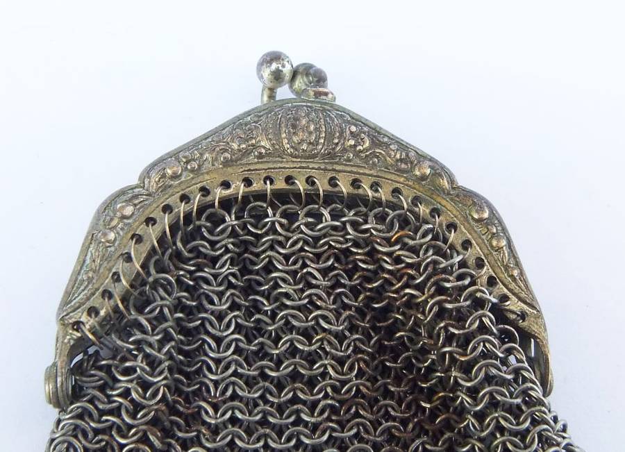 SWEET FIND !! AN OLD AND CHARACTERFUL METAL MESH LADIES COIN PURSE WITH LOTS OF DETAIL !!