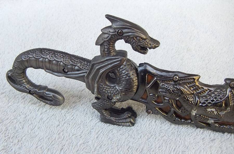 WOW !! A TOTALLY COOL DRAGON MOTIF ORNAMENTAL METAL DAGGER WITH STAINLESS STEEL BLADE !!