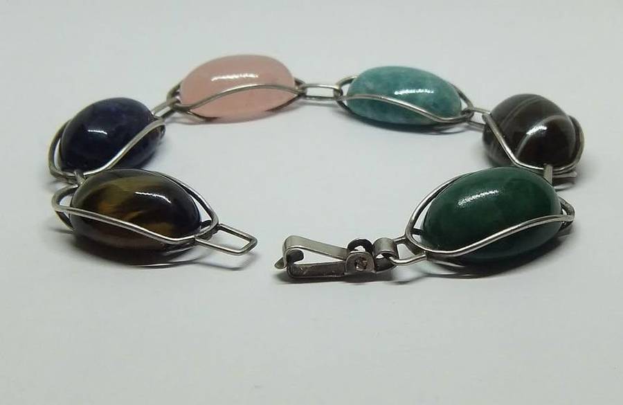 A GORGEOUS VINTAGE STERLING SILVER BRACELET SET WITH VARIOUS CABOCHON GEMSTONES IN GREAT CONDITION
