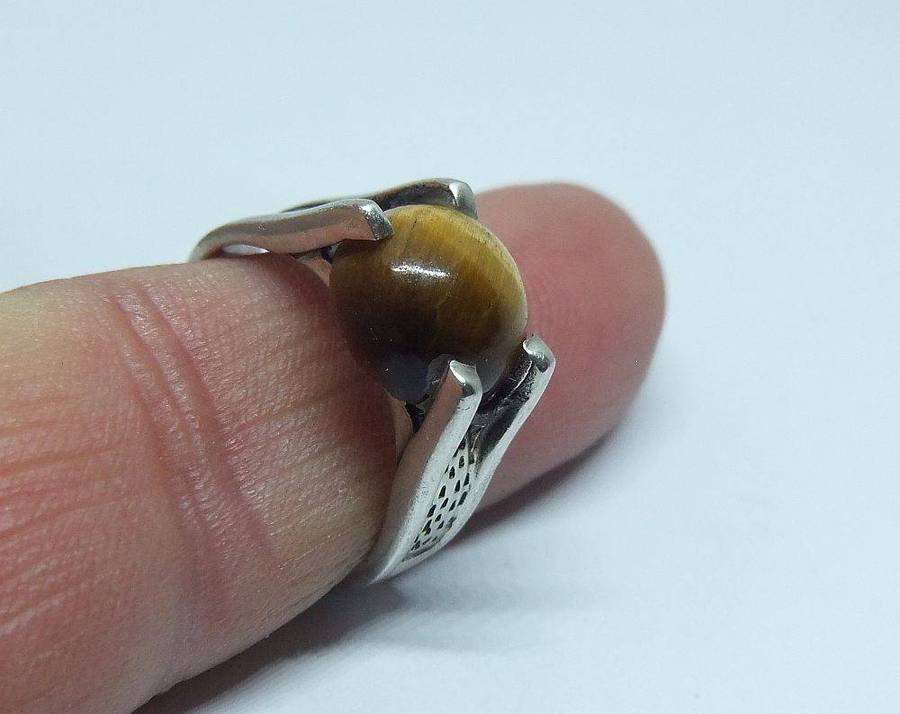 A superior quality vintage sterling silver ring set with a cabochon genuine Tigers eye stone