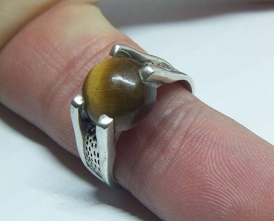 A superior quality vintage sterling silver ring set with a cabochon genuine Tigers eye stone