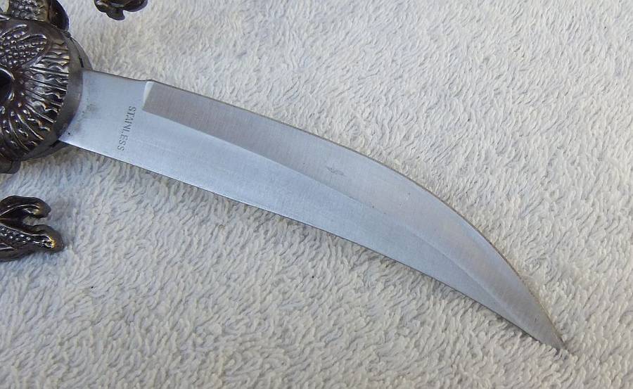 WOW !! A TOTALLY COOL DRAGON MOTIF ORNAMENTAL METAL DAGGER WITH STAINLESS STEEL BLADE !!