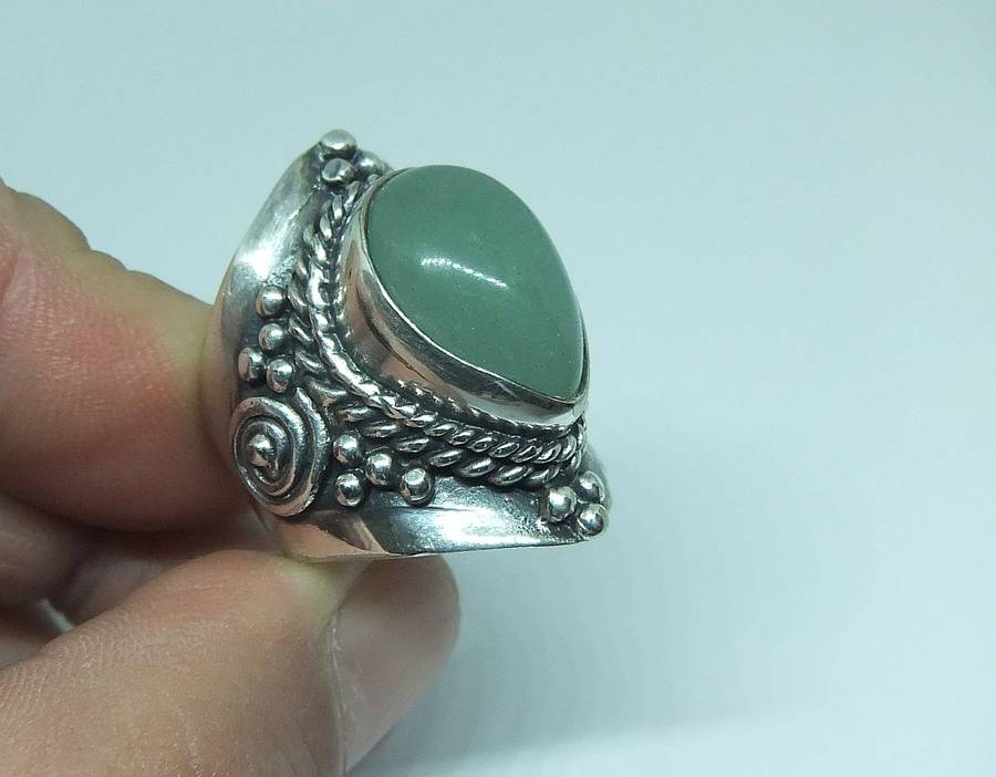 A SUPER HEAVY SOLID STERLING SILVER RING WITH A CABOCHON JADEITE STONE INSET PLUS GIFT BOX