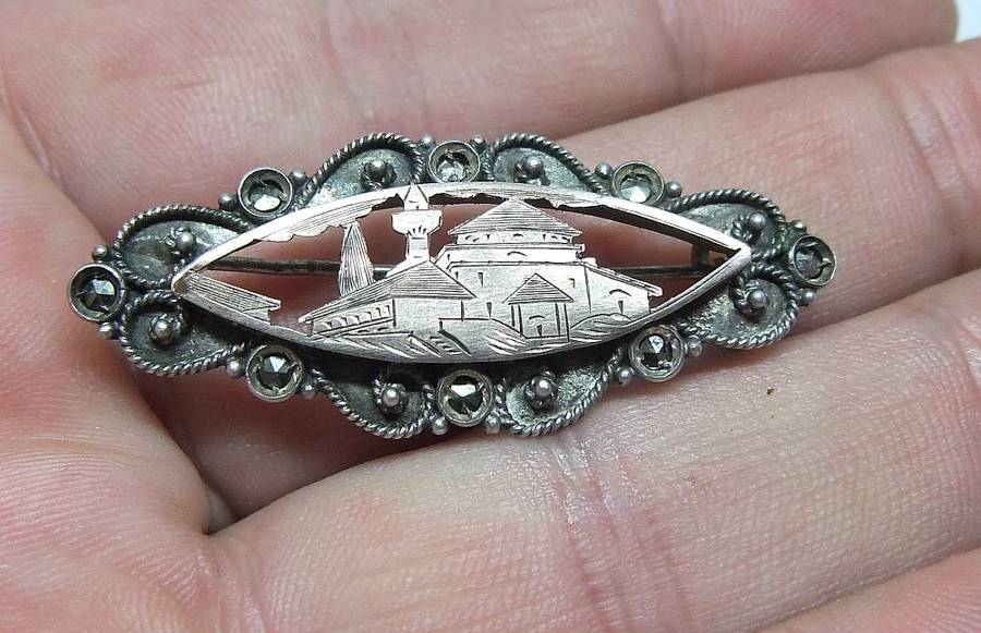 WOW !! AN UNUSUAL ANTIQUE SILVER AND GOLD TONE BROOCH WITH INCISED DECORATION AND MARCASITE !!