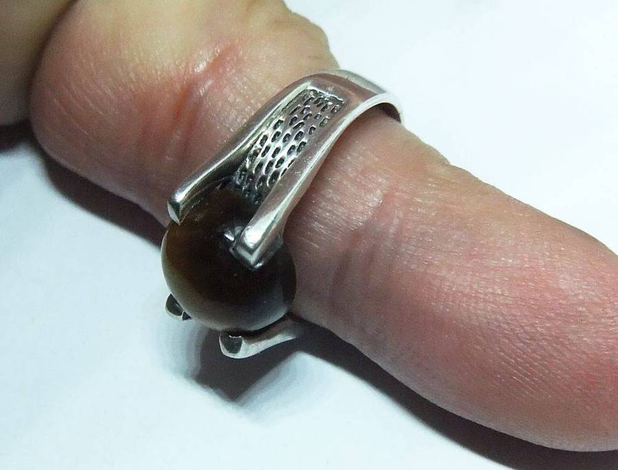 A superior quality vintage sterling silver ring set with a cabochon genuine Tigers eye stone
