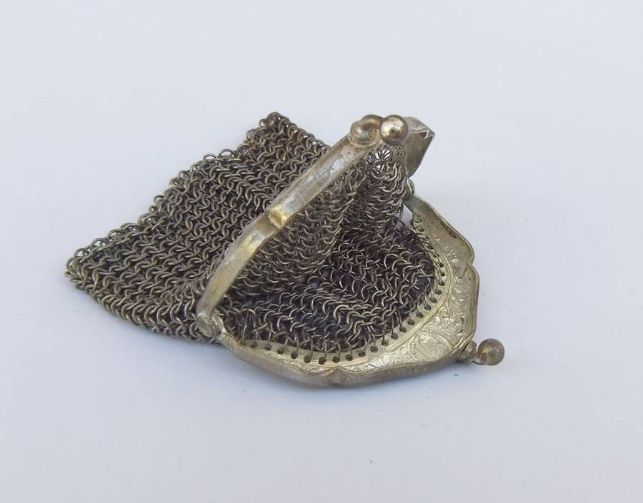 SWEET FIND !! AN OLD AND CHARACTERFUL METAL MESH LADIES COIN PURSE WITH LOTS OF DETAIL !!