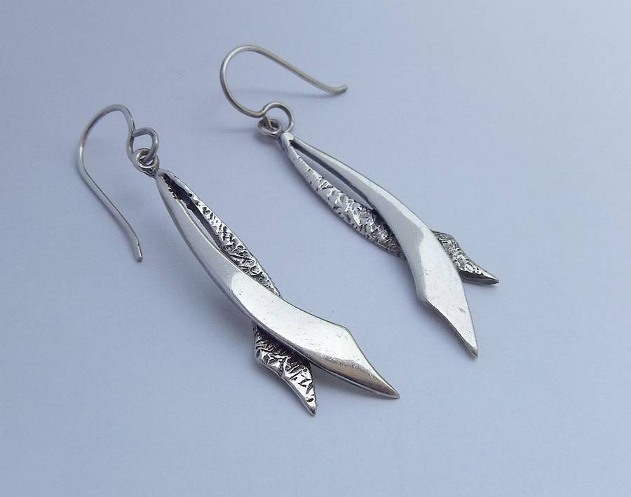 MUST HAVE !! AN ELEGANT PAIR OF SOLID STERLING SILVER EARRINGS IN GREAT CONDITION !! FREE COMBINING