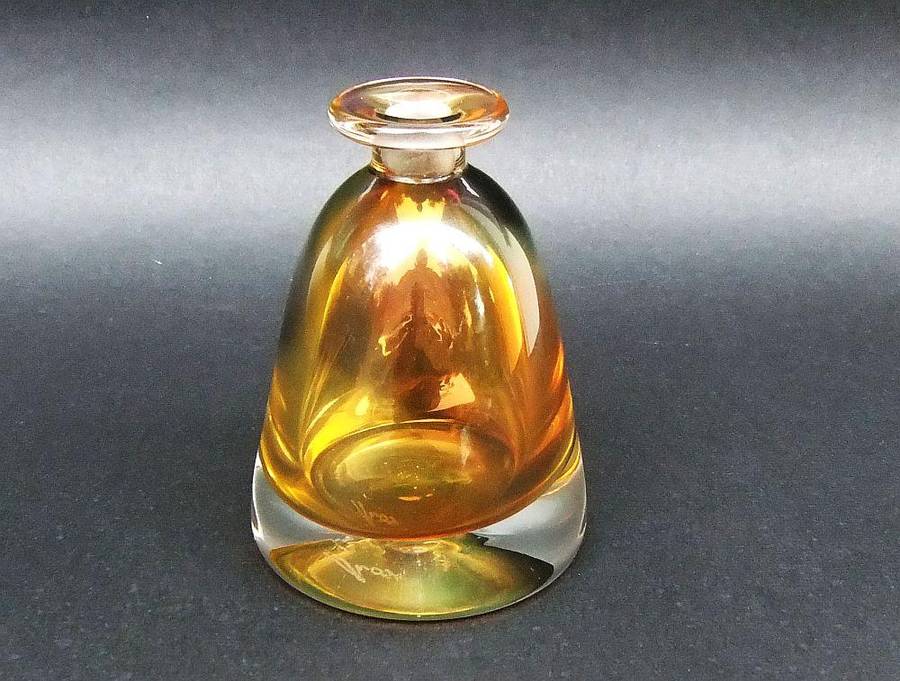 A BEAUTIFUL HEAVY FOR SIZE HAND BLOWN AND SIGNED GLASS POSY VASE IN GREAT CONDITION