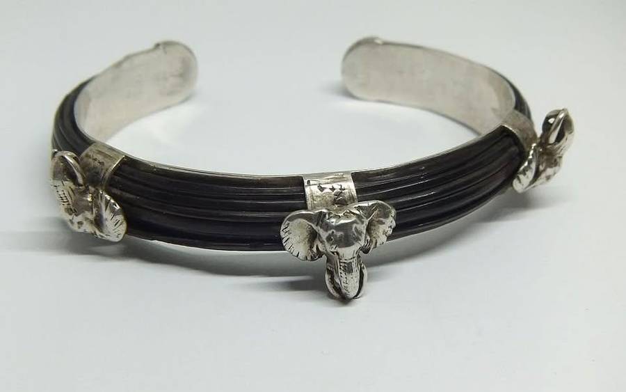 AN AWESOME HIGH VALUE STERLING SILVER CUFF BANGLE WITH GENUINE ELEPHANT HAIR AND GREAT DETAIL