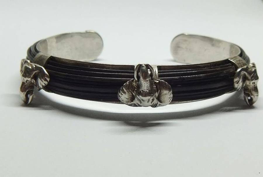 AN AWESOME HIGH VALUE STERLING SILVER CUFF BANGLE WITH GENUINE ELEPHANT HAIR AND GREAT DETAIL
