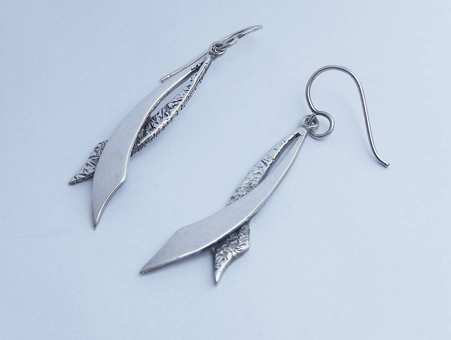 MUST HAVE !! AN ELEGANT PAIR OF SOLID STERLING SILVER EARRINGS IN GREAT CONDITION !! FREE COMBINING