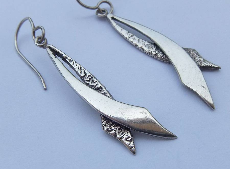 MUST HAVE !! AN ELEGANT PAIR OF SOLID STERLING SILVER EARRINGS IN GREAT CONDITION !! FREE COMBINING