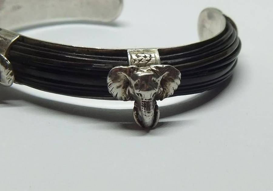 AN AWESOME HIGH VALUE STERLING SILVER CUFF BANGLE WITH GENUINE ELEPHANT HAIR AND GREAT DETAIL