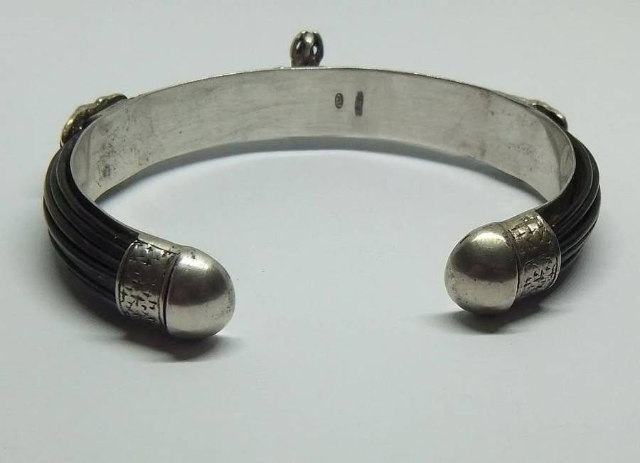 AN AWESOME HIGH VALUE STERLING SILVER CUFF BANGLE WITH GENUINE ELEPHANT HAIR AND GREAT DETAIL