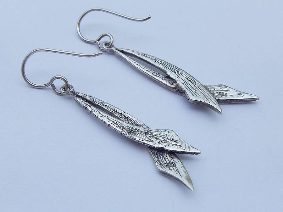 MUST HAVE !! AN ELEGANT PAIR OF SOLID STERLING SILVER EARRINGS IN GREAT CONDITION !! FREE COMBINING