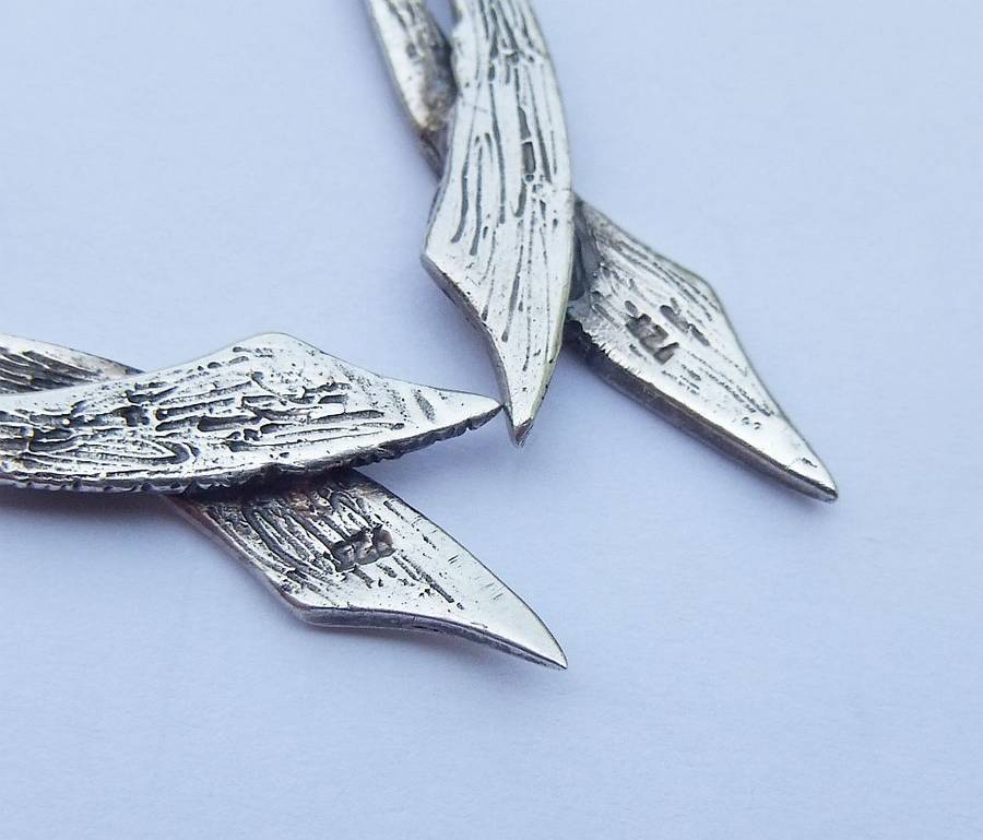 MUST HAVE !! AN ELEGANT PAIR OF SOLID STERLING SILVER EARRINGS IN GREAT CONDITION !! FREE COMBINING