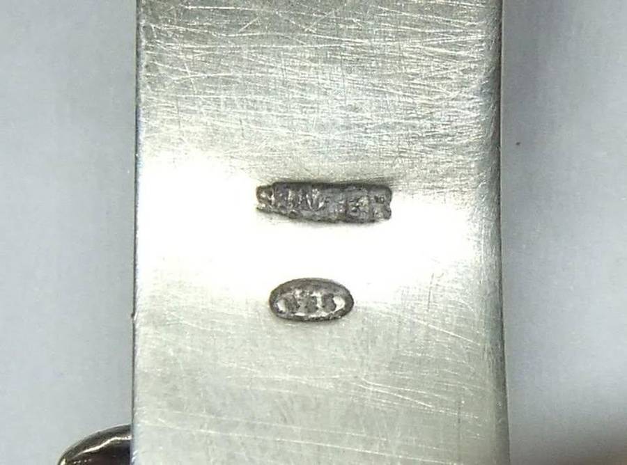 AN AWESOME HIGH VALUE STERLING SILVER CUFF BANGLE WITH GENUINE ELEPHANT HAIR AND GREAT DETAIL