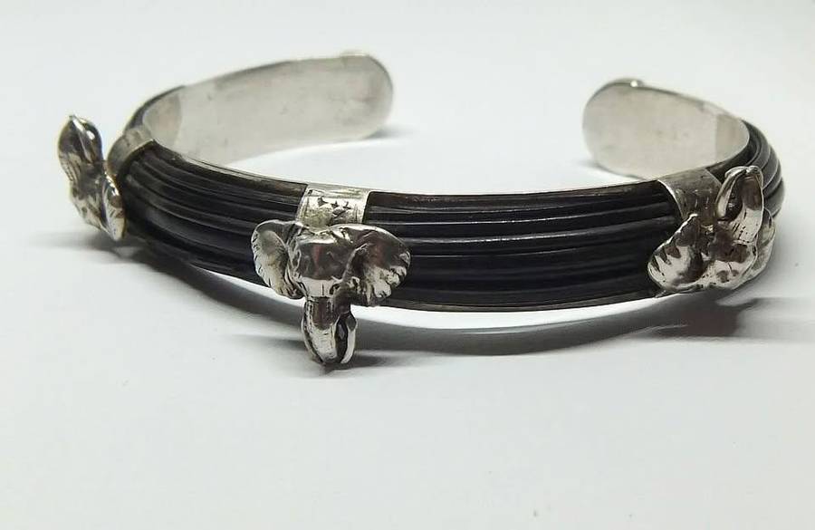 AN AWESOME HIGH VALUE STERLING SILVER CUFF BANGLE WITH GENUINE ELEPHANT HAIR AND GREAT DETAIL
