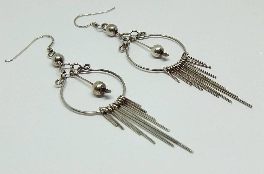 A TOTALLY UNIQUE VINTAGE LOOK STERLING SILVER PAIR OF ELEGANT DANGLY EARRINGS !! MUST SEE !!