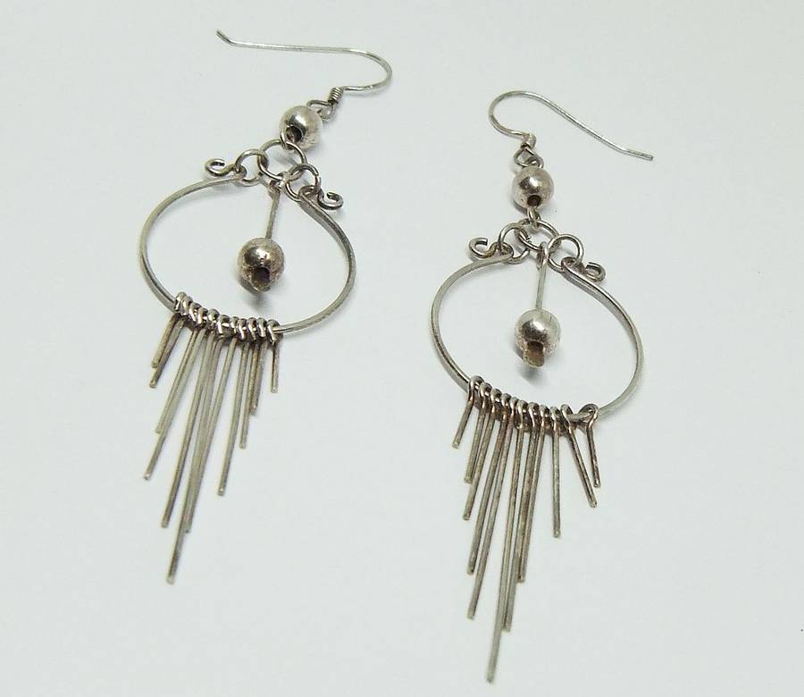 A TOTALLY UNIQUE VINTAGE LOOK STERLING SILVER PAIR OF ELEGANT DANGLY EARRINGS !! MUST SEE !!