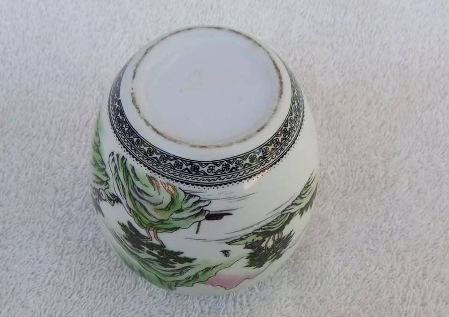 An eye catching vintage Chinese porcelain ginger jar with hand painted landscape detail