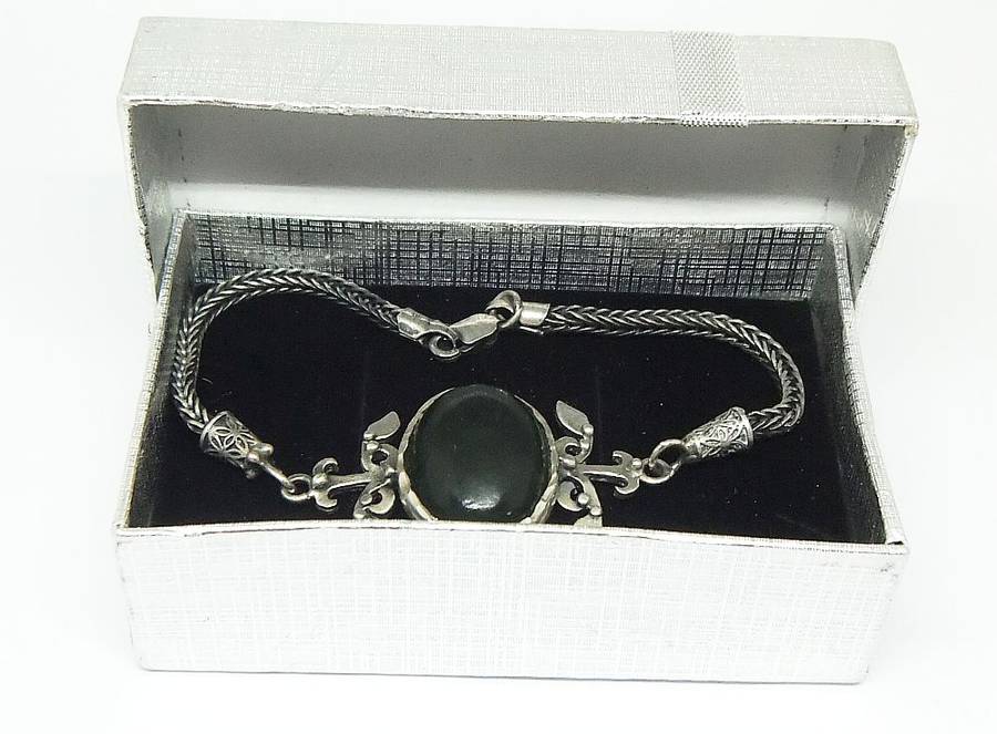 A STUNNING STERLING SILVER BRACELET WITH A CABOCHON JADE CENTERPIECE - IMPORTED FROM TURKEY