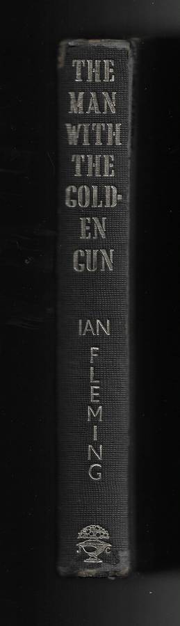 THE MAN WITH THE GOLDEN GUN- IAN FLEMING