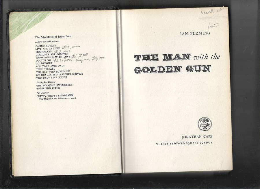 THE MAN WITH THE GOLDEN GUN- IAN FLEMING