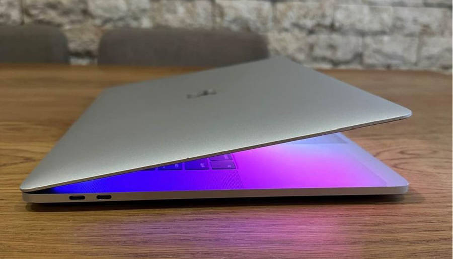 MacBook Pro (15-inch, 2016)TOUCHBAR 2.6GHz, Intel Core i7 ,256GB SSD, 16GB Ram - Silver