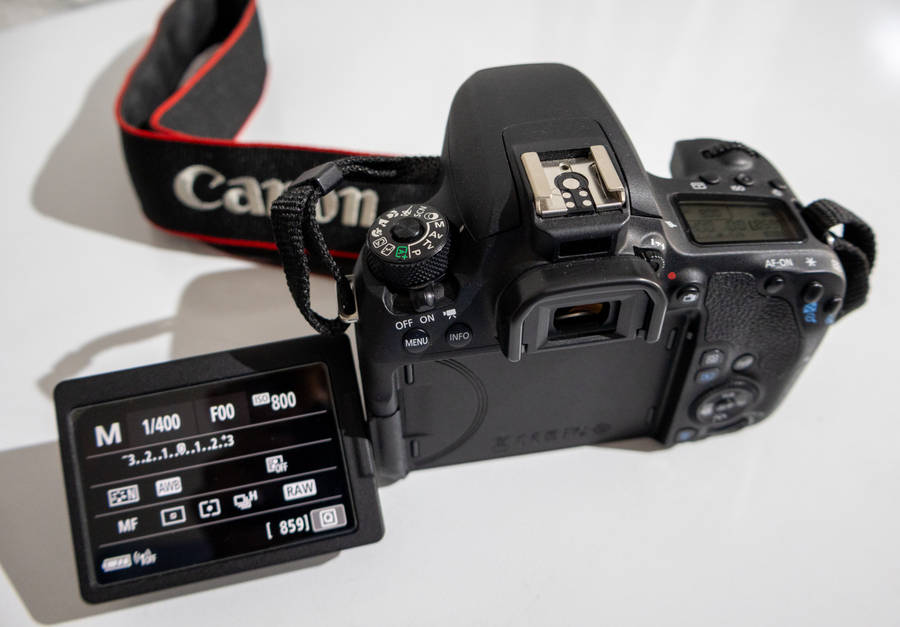 Canon EOS 77D DSLR - 24.2 Megapixels - Dual Pixel CMOS AF - Wi-Fi, NFC, Bluetooth - Body Only