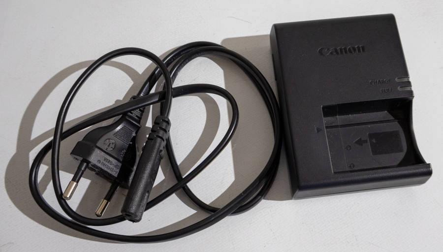 Canon EOS 77D DSLR - 24.2 Megapixels - Dual Pixel CMOS AF - Wi-Fi, NFC, Bluetooth - Body Only