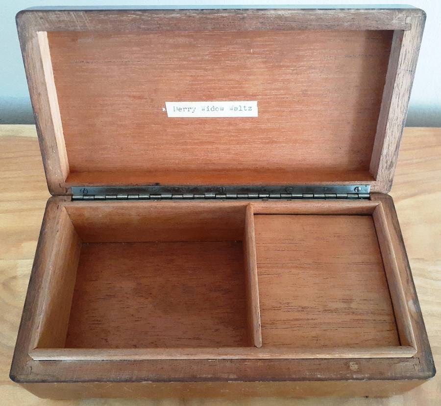 Classic Collectable Musical Jewelry Box (Merry Widow Waltz)