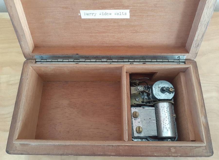 Classic Collectable Musical Jewelry Box (Merry Widow Waltz)