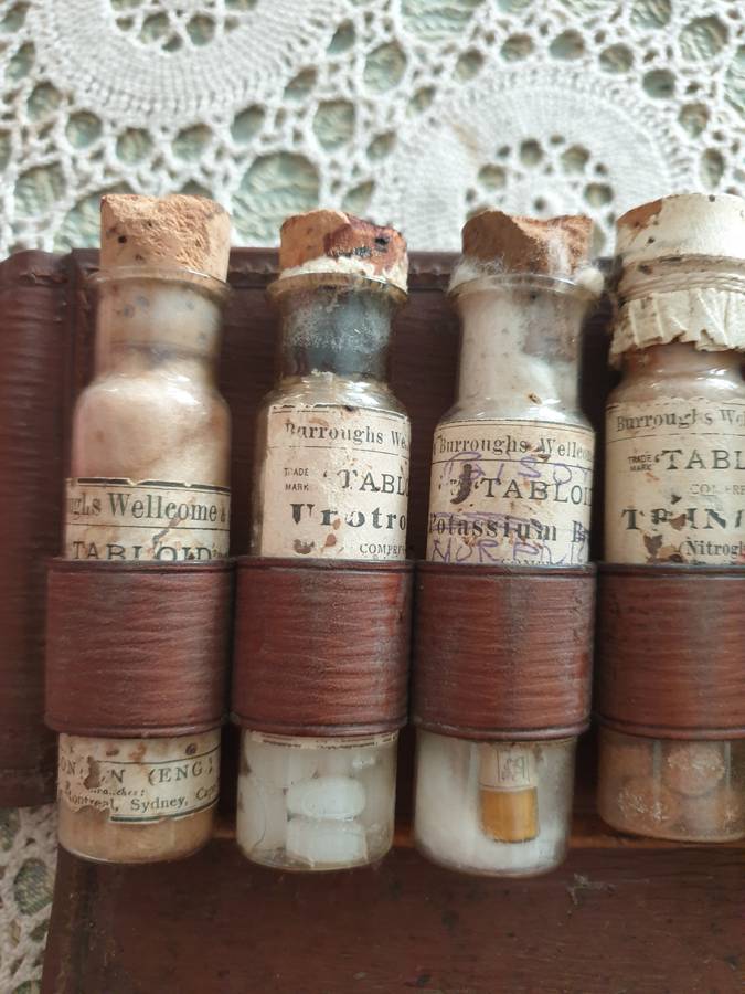 Late 19th C. Medicine Vials Kit Medical Doctor Apothecary Case W/contents | 1890-1930 |