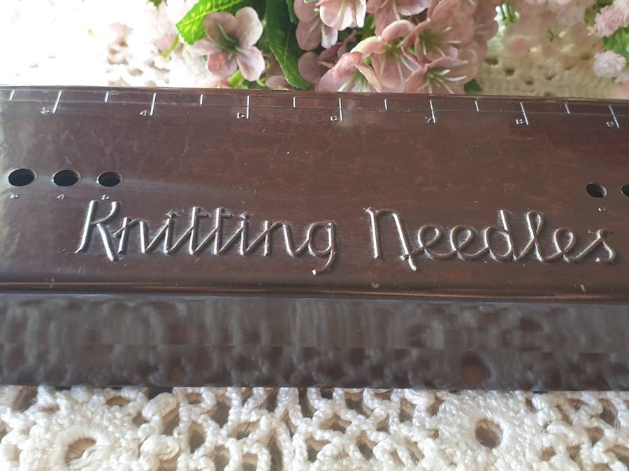 VINTAGE BEX BAKELITE KNITTING NEEDLE CASE  BOX GAUGE RULER LID SEWING | free Needles