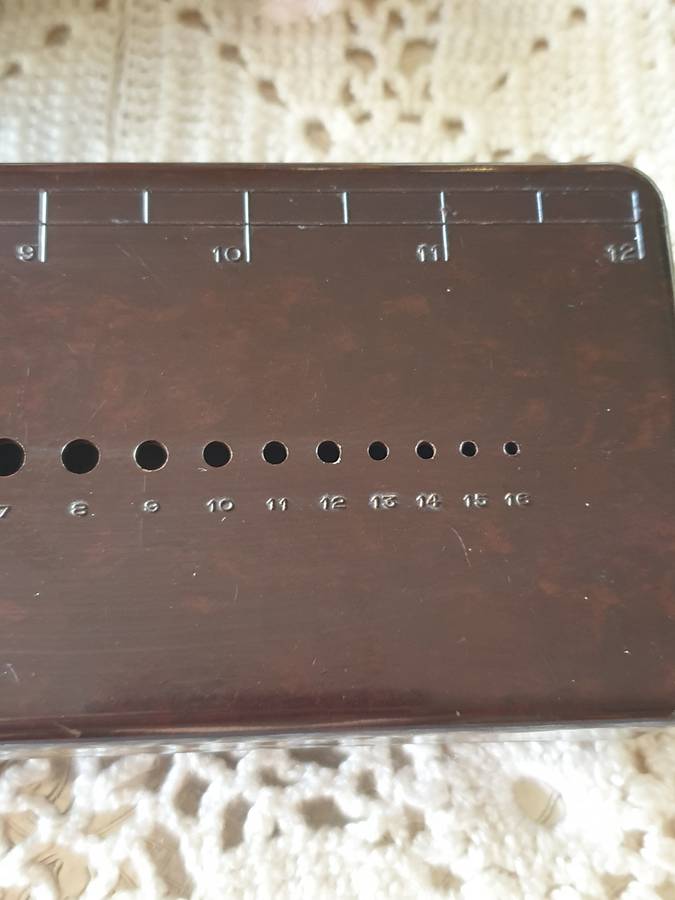 VINTAGE BEX BAKELITE KNITTING NEEDLE CASE  BOX GAUGE RULER LID SEWING | free Needles
