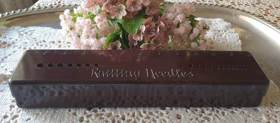 VINTAGE BEX BAKELITE KNITTING NEEDLE CASE  BOX GAUGE RULER LID SEWING | free Needles