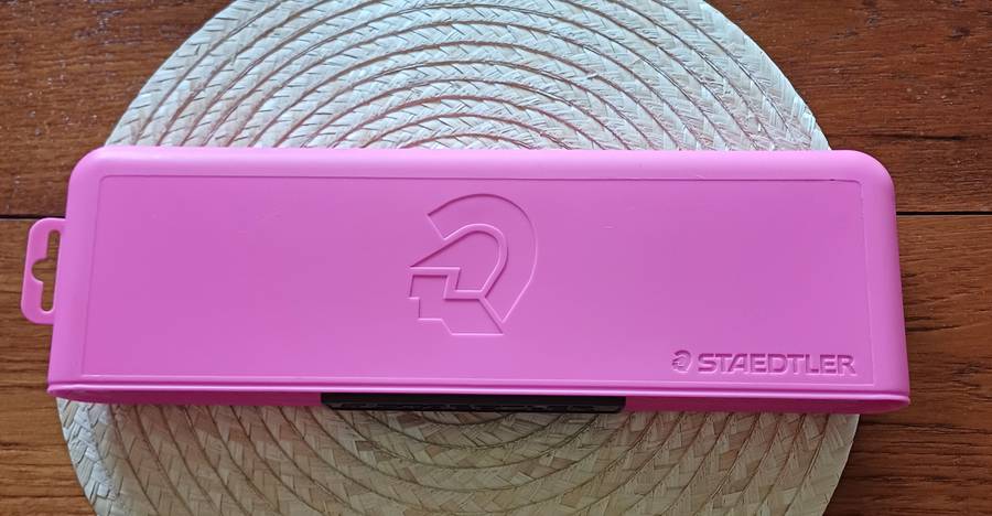 Plastic pencil case (pink)   11 X 34 X 4.5 CM