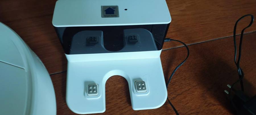 Liectroux ZK901 is a laser-guided vacuum robot