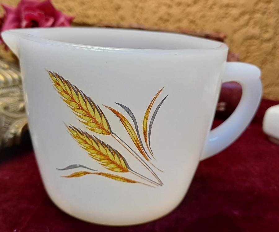 MILK GLASS | MILK POURER | VINTAGE |