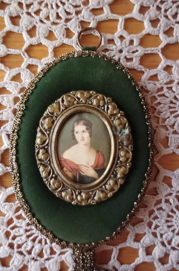 Lovely Italian Velvet And Silk triple portraits miniatures and tasle