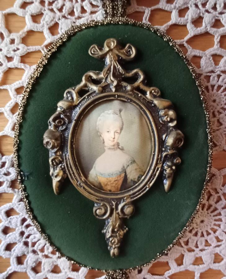 Lovely Italian Velvet And Silk triple portraits miniatures and tasle