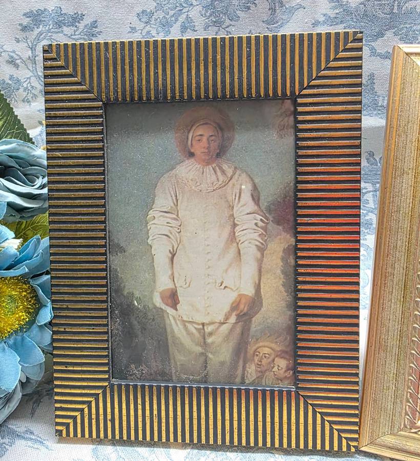 SET OF PHOTO FRAMES WITH PRINTS