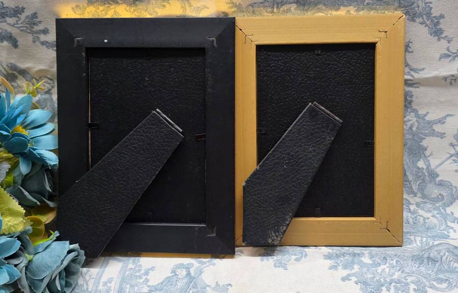 SET OF PHOTO FRAMES WITH PRINTS