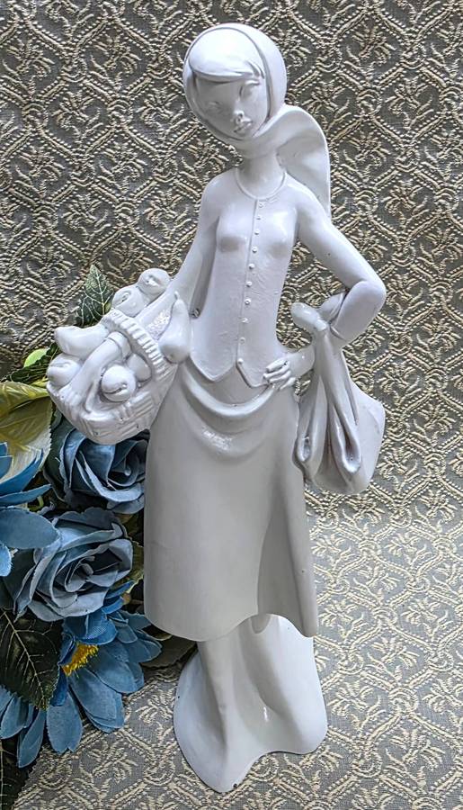 Vintage Lady Figurine  Depose Italy (2014)