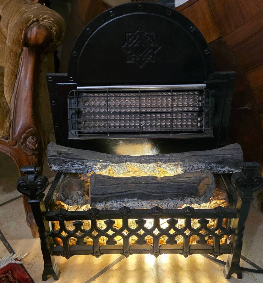 A STUNNING 1945 BELLING & Co Ltd MEDIEVIL STYLE ELECTRIC FIRE PLACE, WORKING! ABSOLUTELY AWESOME!