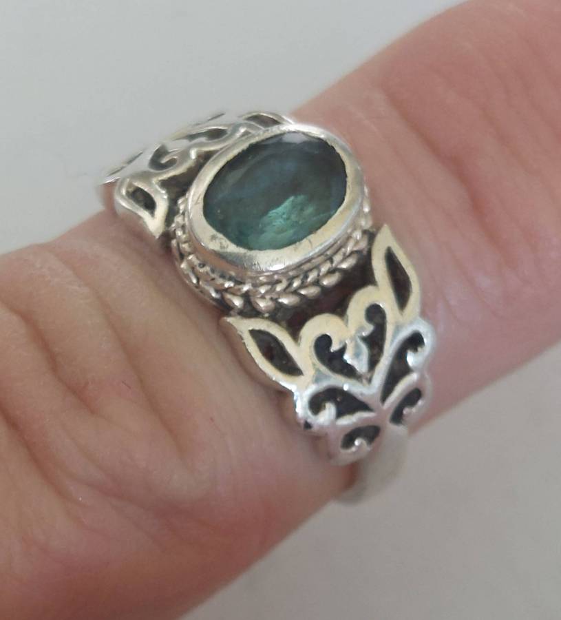 Beautiful vintage sterling silver blue Topaz ring 4.0g
