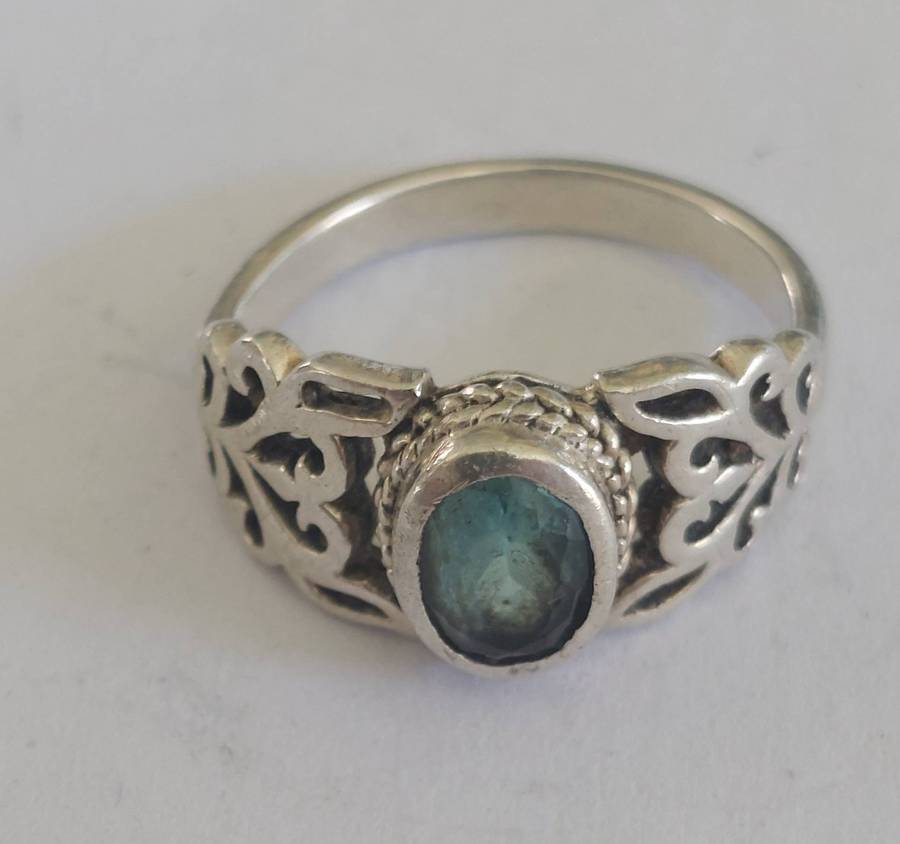 Beautiful vintage sterling silver blue Topaz ring 4.0g