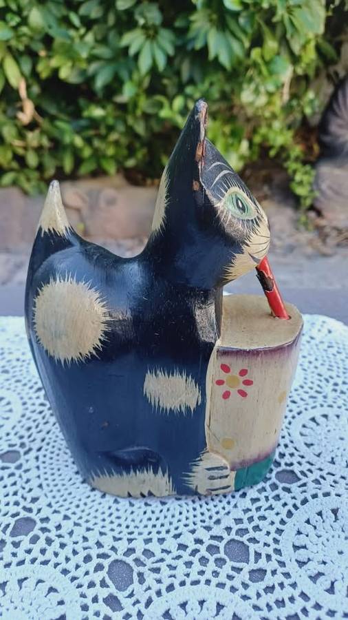 Vintage Tiki- bar style cat with a cocktail